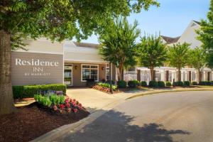 Residence Inn Columbia Northeast/Fort Jackson Area في كولومبيا: نزل للإقامة عن طريق ماريوت علامة أمام المبنى