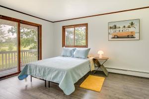 ein weißes Schlafzimmer mit einem Bett und einem Fenster in der Unterkunft Stunning Au Gres Retreat with Grill Less Than 1 Mi to Marina in Au Gres