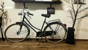 ein Fahrrad wird neben einer Wand geparkt in der Unterkunft via ROMA 100 ROOMS in Enna