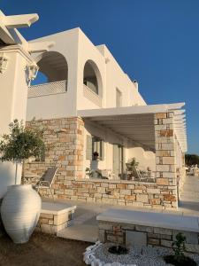 una casa con un portico e un vaso di fronte di Sea and Salt Naxos 1 a Kastraki