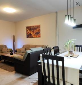 Vračar (historical)にあるAstra Mのソファとテーブルのあるリビングルーム