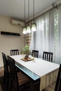 Vračar (historical)にあるAstra Mのダイニングルーム(椅子、白いテーブルクロス付)