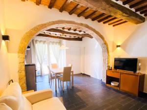 a living room with a dining room table and an archway at Ca' di Leo in Santa Fiora