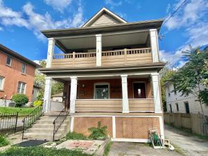 ein Haus mit einer umlaufenden Veranda in der Unterkunft Cozy 1-bedroom loft with falls view 4mins to falls in Niagara Falls