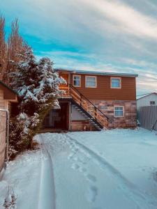 een huis met een trap in de sneeuw bij Departamento Kran in Punta Arenas