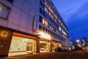 un edificio en una calle de la ciudad por la noche en Hotel Osaka Castle, en Osaka