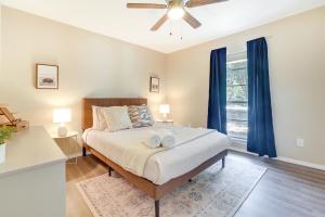 1 dormitorio con 1 cama y ventilador de techo en Modern San Antonio Home with Patio, Grill, Fire Pit!, en San Antonio