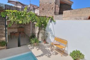 un patio con banco y piscina en Es Colomer 265 by Mallorca Charme, en Muro