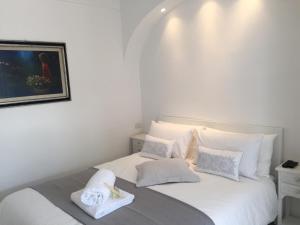A bed or beds in a room at Bettola del Re home boutique b&b