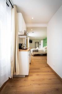 a room with a kitchen and a bedroom with a bed at L'Albatros 005 - Hypercentre * Cosy * Wifi in Saint-Quentin