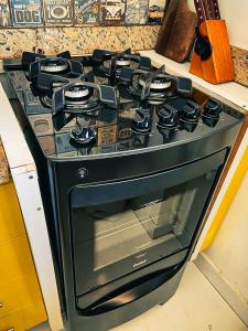 una estufa negra en la cocina en Daniel Cozy Flat Copa 1 - à 5min da praia, en Río de Janeiro