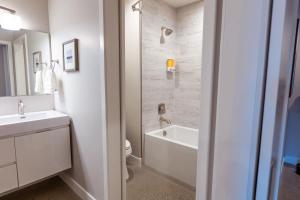 洛索瑟斯的住宿－Baywood Inn Bed & Breakfast，一间带水槽、浴缸和卫生间的浴室