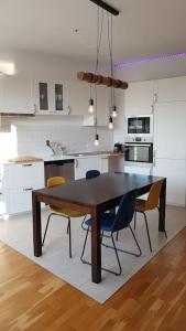 een keuken met een houten tafel en stoelen. bij Penthouse Nähe Frankfurt am Main in Hanau am Main
