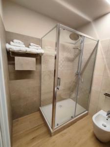 Bilik mandi di Chiarina Rooms