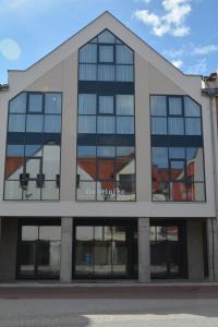 an office building with glass windows on the front at Gościniec Pan Tadeusz II in Giżycko