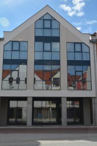 ギジツコにあるGościniec Pan Tadeusz IIの表面のガラス窓のあるオフィスビル
