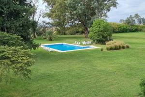 a swimming pool in the middle of a yard at Casco histórico de Estancia in Monte Buey