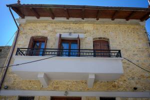 ein Gebäude mit einem Balkon auf der Seite in der Unterkunft Traditional Stone Mezonete in Krousón