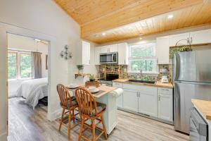 Gallery image of Near Main Street with Hot Tub Retreat in Hiawassee! in Hiawassee