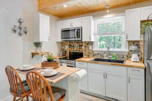 Gallery image of Near Main Street with Hot Tub Retreat in Hiawassee! in Hiawassee +19 photos