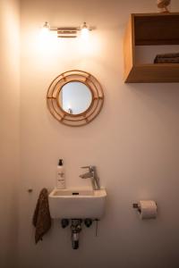 a bathroom with a sink and a mirror at Seeapartment da Leopoldo I in Velden am Wörthersee