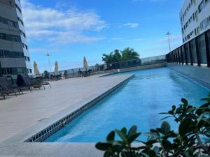 a swimming pool on the side of a building at BEACH CLASS INTERNACIONAL FRENTE MAR in Recife