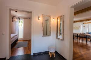 a hallway with a living room and a dining room at Seeapartment da Leopoldo I in Velden am Wörthersee
