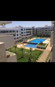 een uitzicht op een groot appartementencomplex met een zwembad bij Les perles de mimosa Mohammédia in Mohammedia