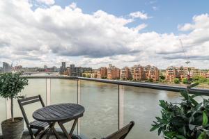 Galerija fotografija objekta Livestay-Stunning Apartment With Private Balcony & River Views u Londonu