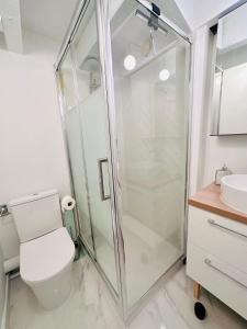 a bathroom with a shower and a toilet at L'Etoile - Duplex cosy de 50m2 en centre-ville in Nîmes