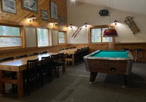 - une salle à manger avec une table de billard et des chaises dans l'établissement Trailshead Lodge - Cabin 3, à Lead