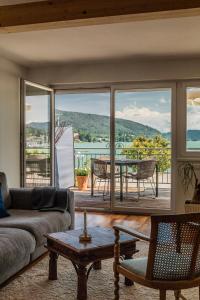 a living room with a couch and a table at Seeapartment da Leopoldo I in Velden am Wörthersee