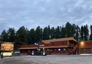 un grand bâtiment avec un panneau devant lui dans l'établissement Trailshead Lodge - Cabin 4, à Lead