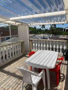 - Balcón con mesa blanca y 2 sillas en Casa Merce, en Pereira