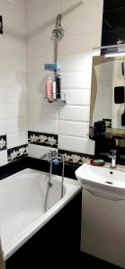 een badkamer met een bad en een wastafel bij Gagarina Naberegnaya in Dnipro