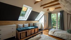 1 dormitorio con 2 camas y 2 ventanas en Kompleks Wypoczynkowy Bryza I en Lubiatowo