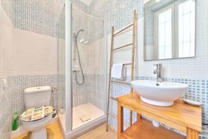 een badkamer met een wastafel, een douche en een toilet bij Maison Sara Juan les Pins in Juan-les-Pins