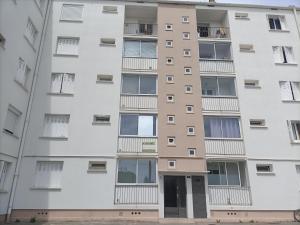 un edificio de apartamentos con la puerta principal abierta en Appartement spacieux et bien équipé Hôpitaux Facultés en Montpellier