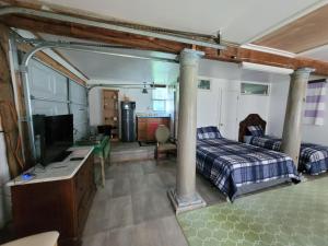 una camera da letto con un letto, una scrivania e una televisione di Virginia Vacation duplex house 1 a Virginia Beach