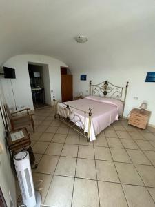 コンカ・デイ・マリーニにあるAlbaのベッドルーム1室(ピンクの毛布付きのベッド1台付)