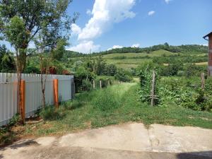 un jardín con una valla y un camino de tierra en Privatna kuca- Malina en Visoko