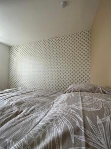 um quarto com uma cama com uma colcha branca em Le Madeleine - Cosy & Rénové - Face Tram em Orléans