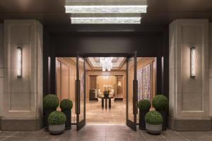 un vestíbulo de un edificio con una puerta con plantas en The Ritz-Carlton, Cleveland, en Cleveland