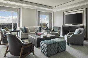 ein Wohnzimmer mit einem Sofa und einem TV in der Unterkunft The Ritz-Carlton, Cleveland in Cleveland