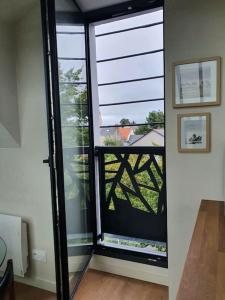 um quarto com uma grande porta de vidro para uma varanda em Sous les toits de Saint-Félix em Nantes