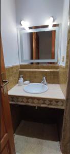 encimera con lavabo y espejo en Marrakech Palmeraie village, en Marrakech