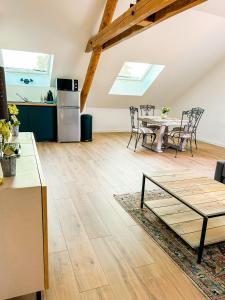a large living room with a table and chairs at La casa de Mimi in Sarralbe