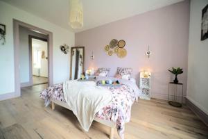 1 dormitorio con 1 cama grande y paredes de color rosa en PURE#SPA#JACUZZI#Mulhouse, en Mulhouse