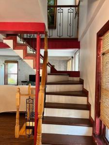 eine Treppe in einem Haus mit einer roten und weißen Treppe in der Unterkunft Petite maison 2 bedrooms in Lévis