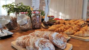 una mesa cubierta con diferentes tipos de bollería en los platos en Hotel Mirador Ría de Arosa en Reboredo